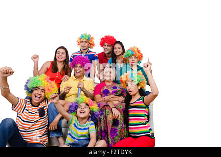 Gruppo indiano famiglia comune divano televisione che guarda il cricket godere Foto Stock