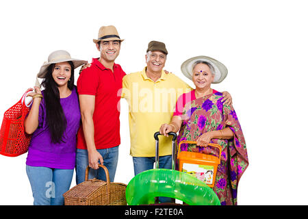 4 indiano figlio di genitori e Daughter-In-legge Viaggi e Vacanze Picnic Foto Stock