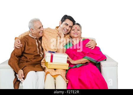 3 genitori indiano e figlio Diwali Festival dono godetevi Foto Stock