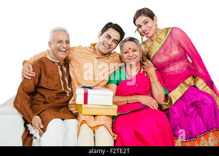 4 indiano figlio di genitori e Daughter-In-legge Diwali Festival godere Foto Stock