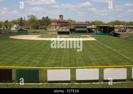 Central Park (la casa campo dei dilettanti squadra di baseball di Avon Lakers) e la chiesa di San Benedetto in Avon, Minnesota Foto Stock