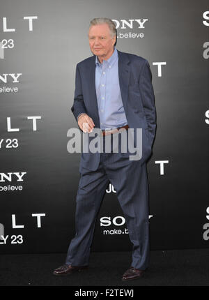 LOS ANGELES, CA - Luglio 19, 2010: Jon Voight alla premiere di 'alt' a Grauman's Chinese Theater di Hollywood. Foto Stock