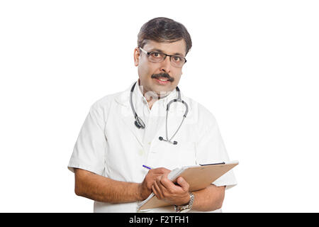 1 indian uomo adulto medico rapporto medico di controllo Foto Stock