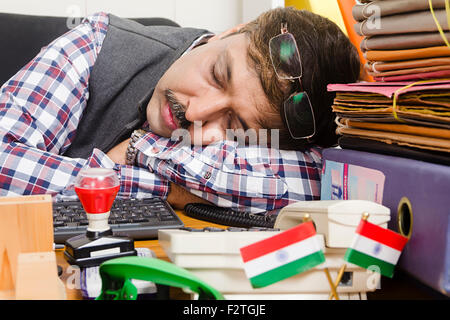 1 Uomo indiano dipendente del governo office dormire Foto Stock