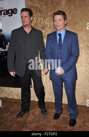 LOS ANGELES, CA - Giugno 16, 2010: Kevin Connolly (tuta blu) & Kevin Dillon presso la stagione sette premiere della loro serie TV "entourage" al Paramount Studios di Hollywood. Foto Stock