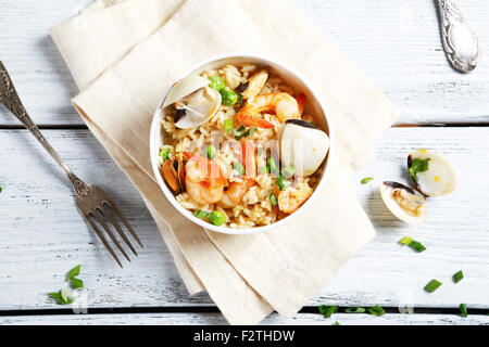 Alimentando il riso con gamberi e cozze, cibo Foto Stock