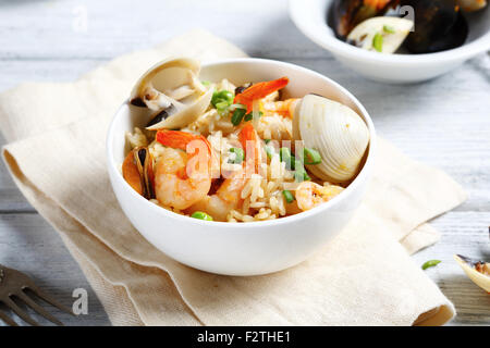 Risotto con cozze e gamberi, cibo Foto Stock