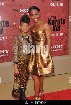 LOS ANGELES, CA - Giugno 6, 2010: Jada Pinkett Smith & figlia Willow Smith presso il Los Angeles prima di suo figlio Jaden il nuovo film "The Karate Kid' al Mann Village Theatre, Westwood. Foto Stock