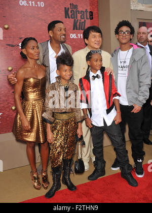 LOS ANGELES, CA - Giugno 6, 2010: Jackie Chan con Will Smith, Jada Pinkett Smith, Jaden Smith, Willow Smith & Trey Smith presso il Los Angeles premiere del loro nuovo film "The Karate Kid' al Mann Village Theatre, Westwood. Foto Stock