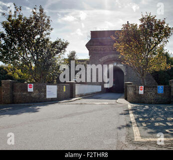 Dover, Regno Unito. 23 Settembre, 2015. Ingresso principale al dover immigrazione centro di detenzione a Dover, situato nella cittadella fortificata del Western altezze. Il centro è gestito da Sua Maestà s Prison Service. 23 Sett 2015. © Tony Watson/Alamy Live ne Foto Stock