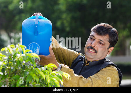 1 indian uomo adulto giardino irrigazione di piante Foto Stock