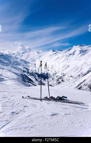 Sci e bastoncini da sci in Hochgurgl località sciistica nelle Alpi Otztal, Tirolo, Austria Foto Stock