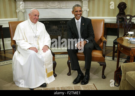 Washington, DC. 23 Sep, 2015. Stati Uniti Il presidente Barack Obama (R) incontra Papa Francesco (L) nell'Ufficio Ovale della Casa Bianca il 23 settembre 2015 a Washington, DC. Il Papa inizia il suo primo viaggio negli Stati Uniti alla Casa Bianca seguita da una visita a San Matteo Cathedral e terrà poi una massa sui motivi della Basilica del Santuario Nazionale dell Immacolata Concezione. Credito: Alex Wong/Piscina via CNP - nessun filo SERVICE - Credit: dpa/Alamy Live News Foto Stock