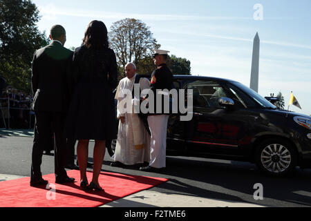 Washington, DC. 23 Sep, 2015. Papa Francesco esce dalla sua auto per salutare la U.S. Il presidente Barack Obama e la First Lady Michelle Obama in una cerimonia di benvenuto alla Casa Bianca il 23 settembre 2015 a Washington, DC. Il Papa inizia il suo primo viaggio negli Stati Uniti alla Casa Bianca seguita da una visita a San Matteo Cathedral e terrà poi una massa sui motivi della Basilica del Santuario Nazionale dell Immacolata Concezione. Credito: Alex Wong/Piscina via CNP - nessun filo SERVICE - Credit: dpa/Alamy Live News Foto Stock