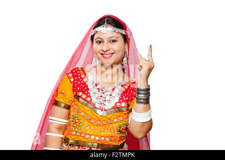 1 indiano abitante di Rajasthani donna adulta puntare il dito che mostra Foto Stock