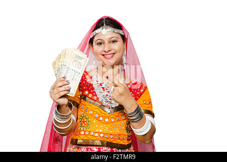 1 indiano abitante di Rajasthani donna adulta che mostra il denaro il dito puntato Foto Stock