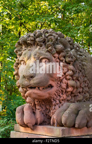 Leone di pietra a livello di gateway per il castello di Lowenstein, Kleinheubach, bassa Franconia, Franconia, Baviera, Germania Foto Stock