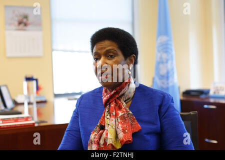 (150924) -- NEW YORK, Sett. 24, 2015 (Xinhua) -- Foto scattata il 7 settembre 14, 2015, mostra le donne delle Nazioni Unite chief Phumzile Mlambo-Ngcuka parla durante una intervista esclusiva con Xinhua News Agency presso le Nazioni Unite la sede centrale delle donne in New York, Stati Uniti. Le donne delle Nazioni Unite chief Phumzile Mlambo-Ngcuka rallegrato per i progressi compiuti dalla Cina nel potenziamento del ruolo delle donne, in particolare nei settori della sanità e dell'istruzione. (Xinhua/Li Muzi) Foto Stock