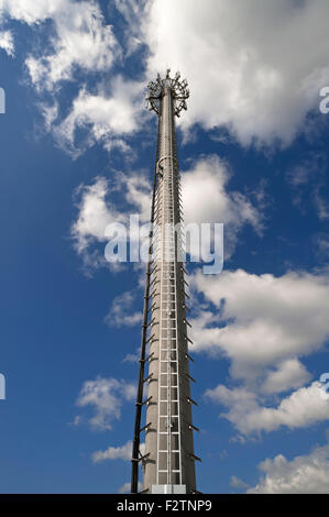 Torre di trasmissione contro un nuvoloso cielo blu, Eckental, Media Franconia, Baviera, Germania Foto Stock