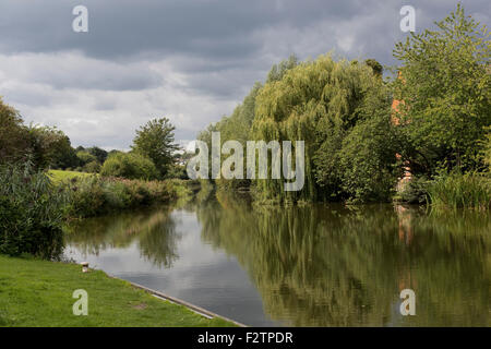 Riflessioni a satill acqua del Kennet and Avon Canal a Portdown vicino a Hungerford su una tarda estate del giorno, Berkshire, Settemb Foto Stock