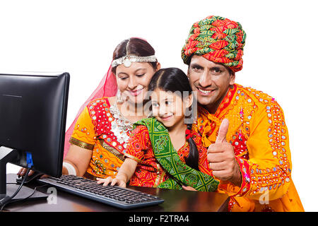 3 indiano abitante di Rajasthani genitori e figlia Computer Istruzione e pollice in alto mostra Foto Stock