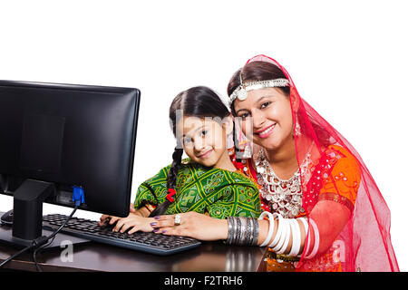 2 indiano abitante di Rajasthani madre e figlia educazione informatica Foto Stock