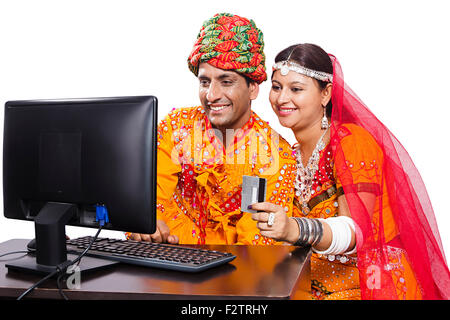 2 indiano abitante di Rajasthani coppia sposata computer Carta di Credito shopping on line Foto Stock