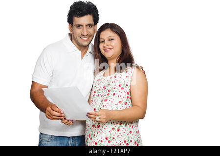 2 indian coppia sposata incinta relazione guardando Foto Stock
