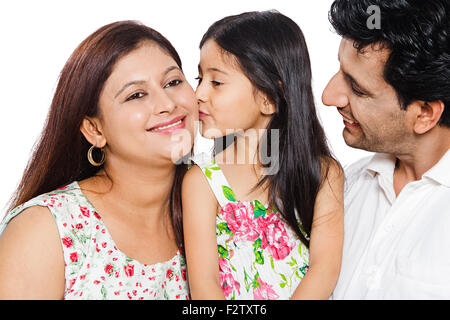 3 genitori indiano e kid figlia Caring Kissing Foto Stock
