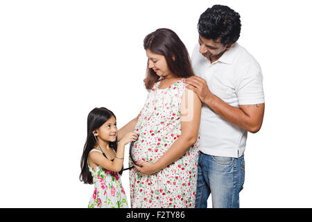 3 indiano gravidanza madre e figlia con padre controllo addome Foto Stock