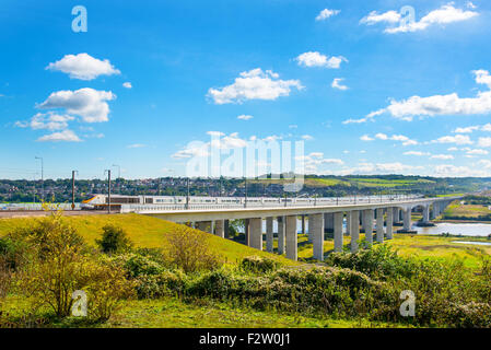 Fiume Medway nel Kent, Regno Unito. 23 Settembre, 2015. Alta velocità treno Eurostar attraversando il Medway il viadotto in Kent il 23 Sett. La linea da Folestone di Londra servizi sia sul mercato interno e i servizi di Eurostar e attualmente la sola linea ad alta velocità nel Regno Unito. Credito: Paul Martin/Alamy Live News Foto Stock