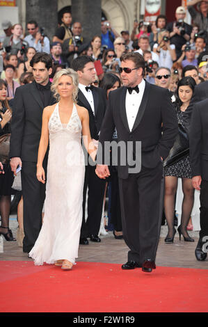 CANNES, Francia - 12 Maggio 2010: Russell Crowe e sua moglie Danielle Spencer alla premiere del suo film "Robin Hood" il film di apertura presso la 63a edizione del Festival de Cannes. Foto Stock