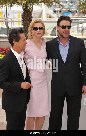 CANNES, Francia - 12 Maggio 2010: Brian Grazer (sinistra), Cate Blanchett & Russell Crowe alla 63° Festival di Cannes dove il loro filmato "Robin Hood" apre il Festival. Foto Stock