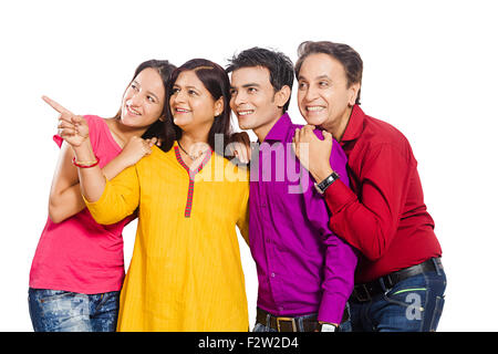 4 famiglia indiana genitori giovane figlia e figlio di puntare il dito che mostra Foto Stock