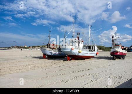 Danese di piccole barche da pesca spiaggiata a Loekken nel Nord dello Jutland con dune di sabbia e spiaggia di capanne in background Foto Stock