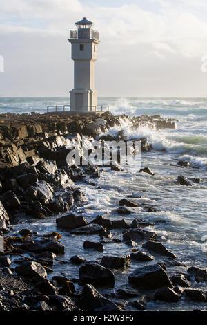 White faro del porto di Akranes, Islanda Foto Stock