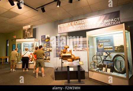 Henry Ford home e museo in ft myers Florida automobile invenzioni camera con i turisti a Edison & Ford Winter Estates Foto Stock