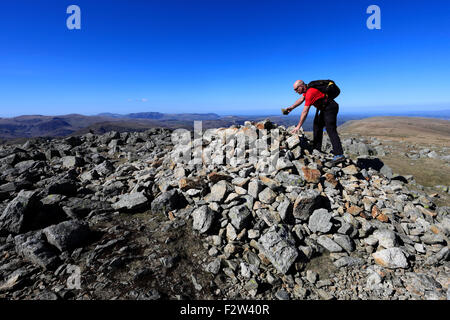 Walker al Vertice il Tumulo di alta sollevare cadde, High Street, Martindale valle comune, Parco Nazionale del Distretto dei Laghi, Cumbria Foto Stock