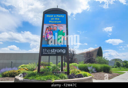 Rochester New York NY downtown city la costruzione robusta e museo Museo Nazionale di giocare i bambini Broad Street sign Foto Stock