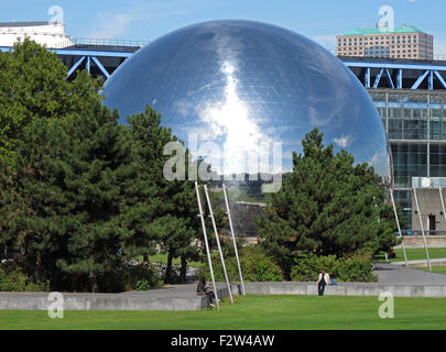 Il Geode,a schermo gigante,cinema Cite des sciences et de l'industrie,città delle scienze e dell'industria,parc de la Villette, Parigi, Francia Foto Stock