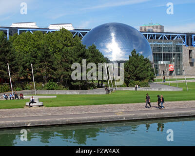 Il Geode,a schermo gigante,cinema Cite des sciences et de l'industrie,città delle scienze e dell'industria,parc de la Villette, Parigi, Francia Foto Stock