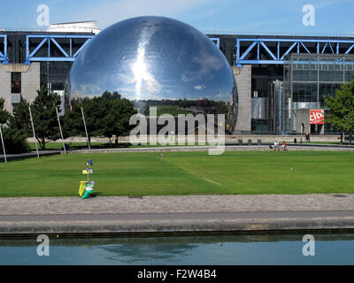 Il Geode,a schermo gigante,cinema Cite des sciences et de l'industrie,città delle scienze e dell'industria,parc de la Villette, Parigi, Francia Foto Stock