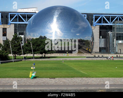 Il Geode,a schermo gigante,cinema Cite des sciences et de l'industrie,città delle scienze e dell'industria,parc de la Villette, Parigi, Francia Foto Stock