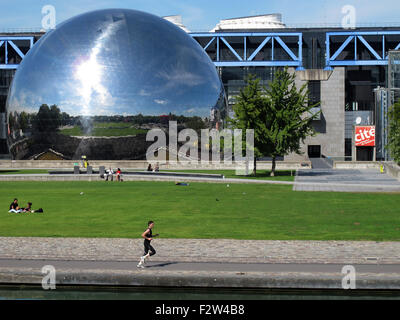 Il Geode,a schermo gigante,cinema Cite des sciences et de l'industrie,città delle scienze e dell'industria,parc de la Villette, Parigi, Francia Foto Stock