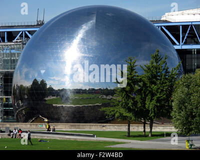 Il Geode,a schermo gigante,cinema Cite des sciences et de l'industrie,città delle scienze e dell'industria,parc de la Villette, Parigi, Francia Foto Stock