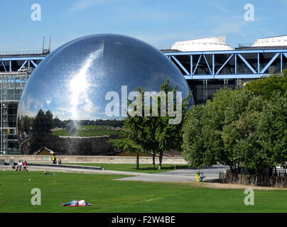 Il Geode,a schermo gigante,cinema Cite des sciences et de l'industrie,città delle scienze e dell'industria,parc de la Villette, Parigi, Francia Foto Stock