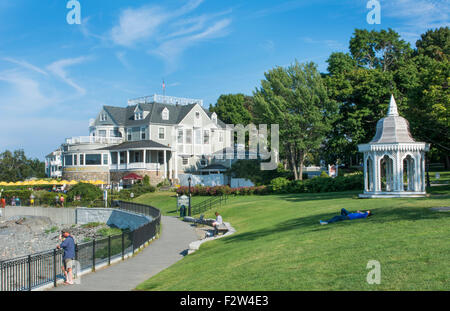 Bar Harbor Maine excclusive famosi e costosi Bar Harbor Inn con edifici e di turisti nel periodo estivo con gazebo Foto Stock