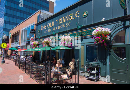 Canada Moncton New Brunswick Main Street Cafe denominato vecchio triangolo Bistro irlandese con la gente del posto di bere Foto Stock