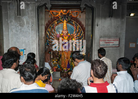 SINGAPORE,- 10 marzo 2007 : Persone godendo all'interno Kaliamman Tempio a Singapore il 10 marzo 2007, questo tempio è il più grande h Foto Stock