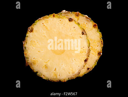 Ananas frutta slice isolati su sfondo nero Foto Stock